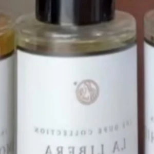 Parfym - Jättegod parfym som doftar typ exakt som ysl libre från curiosa. Endast använd 2 gånger och håller jättelänge. Den passar perfekt nu tilll höst och vinter. Original pris:349 kr. Den doftar lite vanilj men fortfarande väldigt frisk och ganska unik doft! 💕