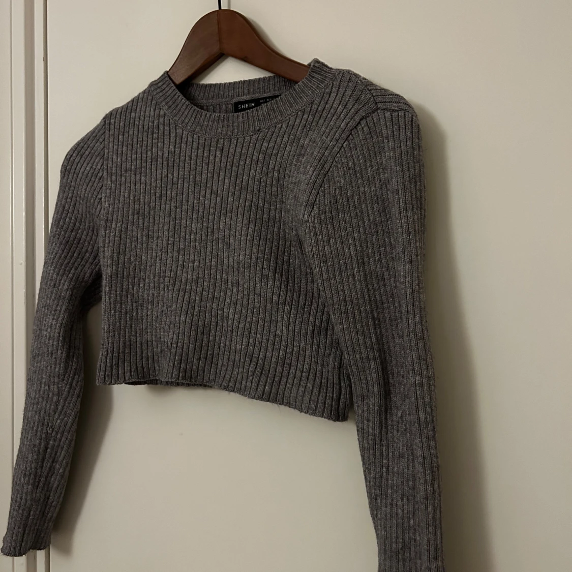 Grå croppad ribbad tröja  - 2