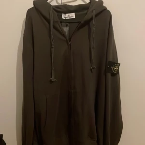 Stone island kofta  - Använd 2-3 gånger max annars är den i bra skick, tagen 🏷️ sitter fortfarande på! Det är en mörkt brun kofta.