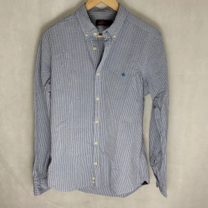 Morris skjorta  - Toppskick! Modellen är 185 