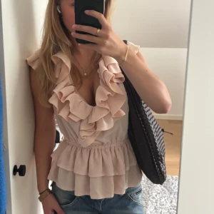 Trendig ljusrosa hm topp - Säljer den trendiga hm blusen i ljusrosa färg. I storlek m, men passar mig med vanligtvis s. Ställ gärna frågor! Obs landade bilder 🩷💞osäker på om jag vill sälja, därav pris🩷