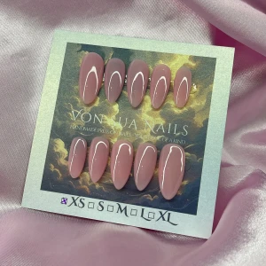 Promise (XS); Medium Almond - Snygga handgjorda press-on naglar i nude rosa med glansig finish. Naglarna har en elegant medium mandelform och kommer i storlek XS: 14 mm, 11 mm, 11,5 mm, 10 mm, 8 mm. Perfekt för dig som vill ha en chic look utan att gå till salong. 