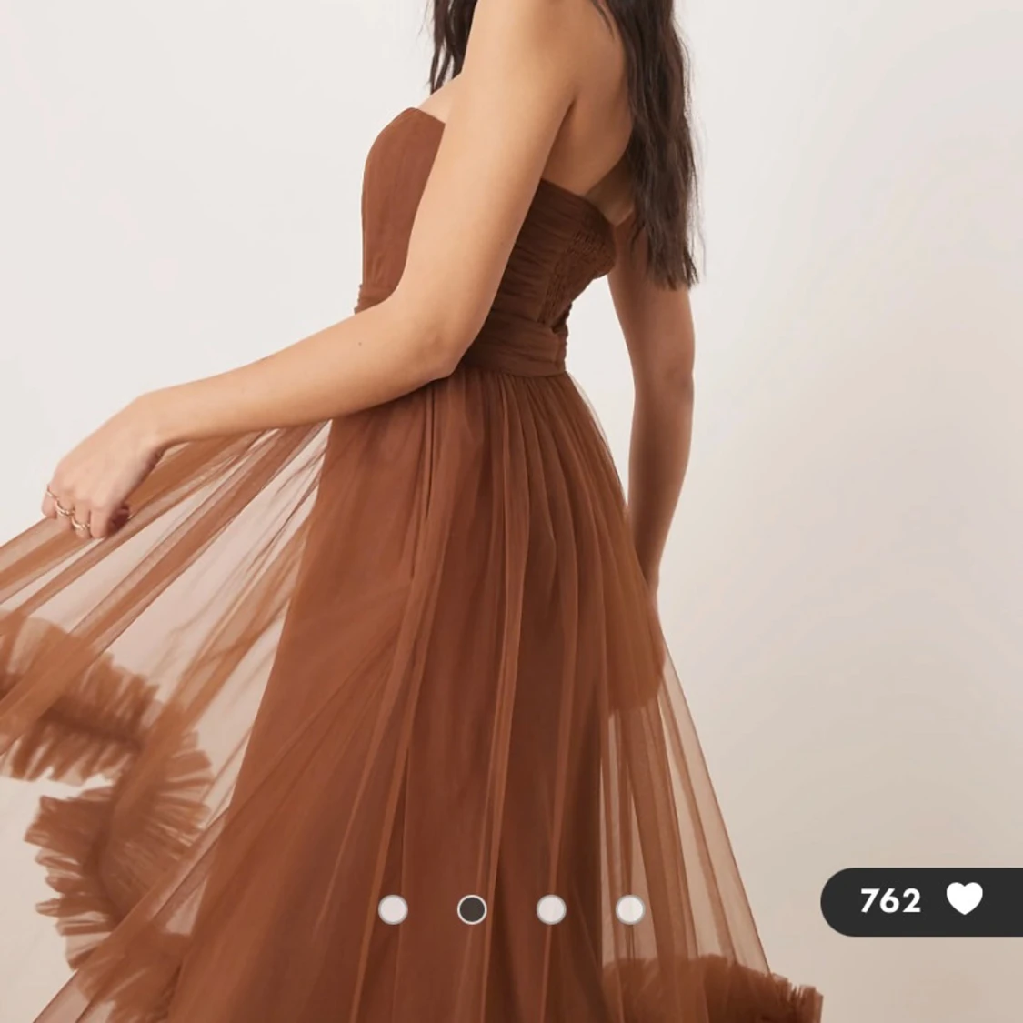 Brun axelbandslös tyllklänning - 1