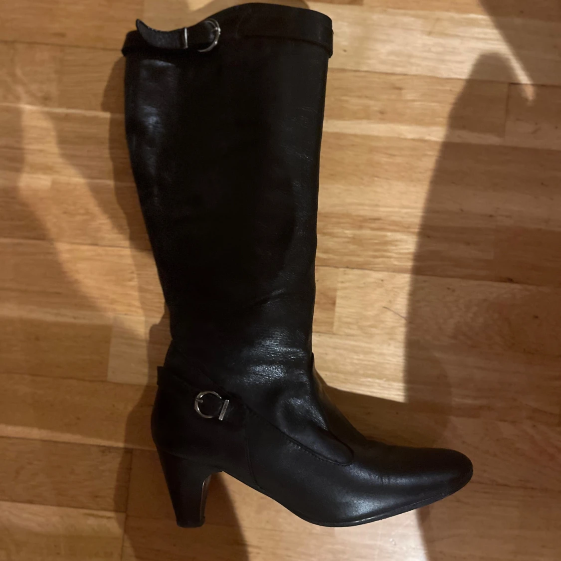 Svarta stövlar i skinn med klack - 1