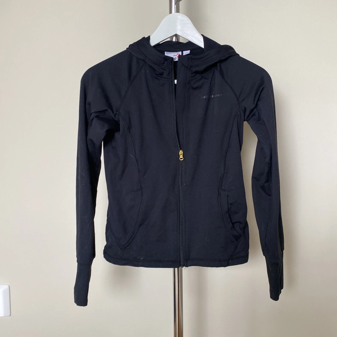 Svart hoodie från Swedemount med dragkedja