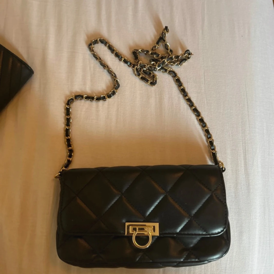 Svart axelväska med kedja