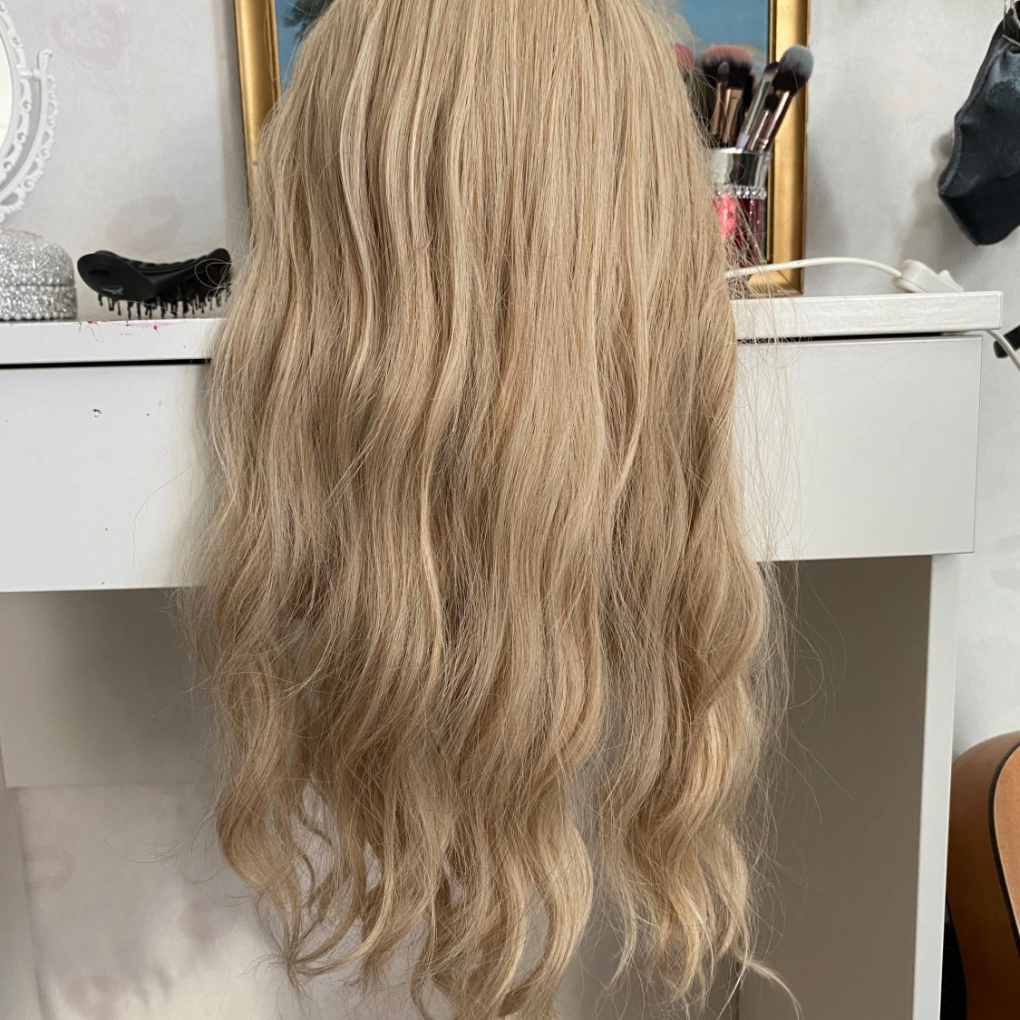 Fyra färgglada peruker i syntet - 4