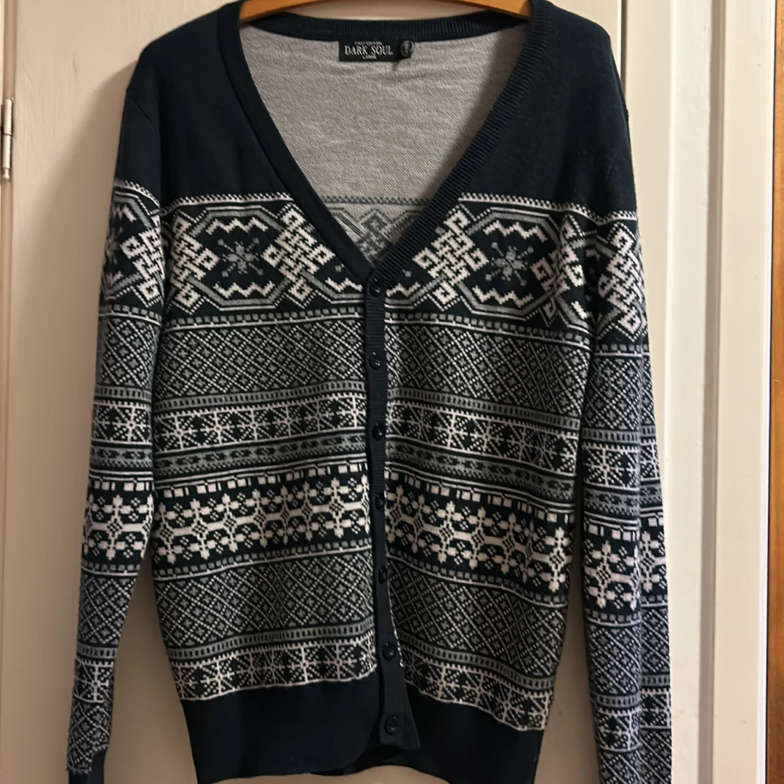 Mörkblå kofta med mönster från Dark Soul