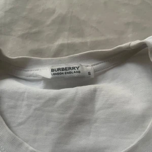 Burberry tshirt - Stilig tshirt från burberry bara använd nån gång. Inga defekter helt perfekt och storlek s