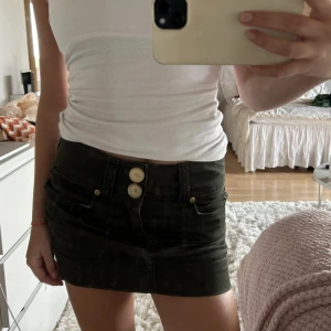 Grön jeanskjol / cargokjol - Intressekoll på min supersnygga olivgröna jeanskjol från Gina 💚Den är i storlek XS och så snygg till sommaren!