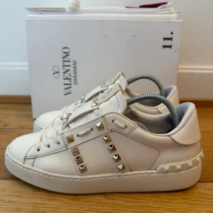 Valentino skor - Säljer nu dessa fina valentino sneakers | Super fint skick | Storlek 37,5 | Kommer med box,dustbag, extra snören, extra nitar,valentino kort och även kvitto | Hör gärna av er vid frågor eller funderingar 