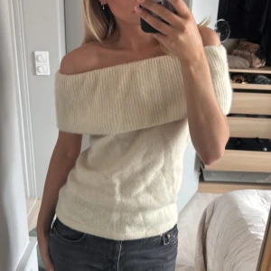 Mjuk off shoulder - Sååå fin o mjuk! Köpt på arkivet. 100% Racoon hair. Sömen har gått upp lite i ena armhålan men inget som syns💞köpt för 2299kr
