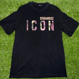 Icon T-shirt  - Snygg tröja passar m-l knappt använt 