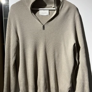 Beige halfzip  - Sjukt snygg beige halfzip från Jack and Jones! Storlek S och passar true to size. Inte använd så mycket och därför är den i mycket bra skick. Vid frågor är det bara att höra av sig! 