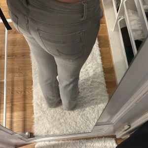 LTB Lågmidjade jeans  - Har en defekt, se bild 3. 