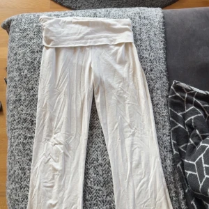 Vita yoga pants från Gina Tricot - Jättefina och sköna vita yoga pants från Gina Tricot. Byxorna har bred, vikt midja och raka ben och utsvängda längst ner. Nästan helt omvända och inga fläckar på. 