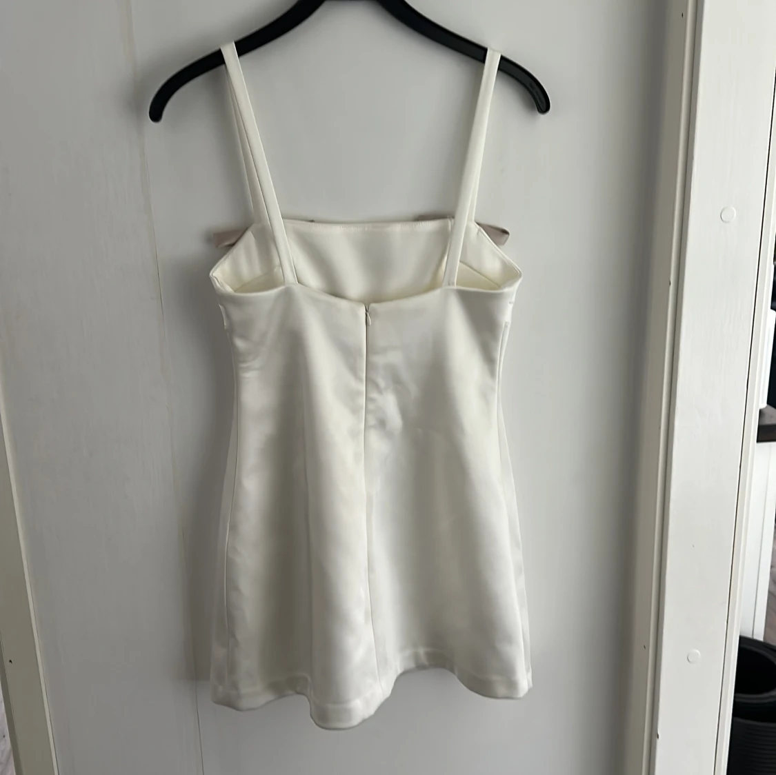 Vit satin klänning med rosetter Zara - 1