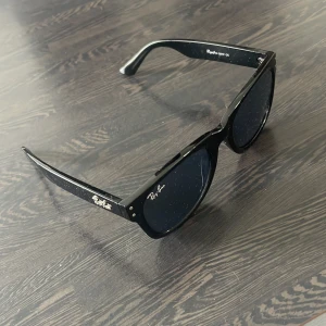Ray-ban solglasögon - Svarta ray-ban solglasögon (dom är ej äkta)