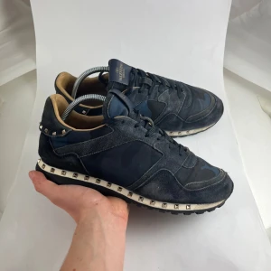 Valentino Rockrunner skor  - VI TAR EJ BYTEN! Valentino rockrunner skor | Skick 8,5/10 | storlek 42 | Nypris: 7200+ | Pris: 999kr | Fraktar via Postnord | Hör av dig vid minsta fråga eller fundering 📩