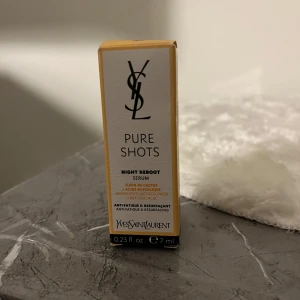 YSL Pure Shots Night Reboot Serum - YSL Pure Shots Night Reboot Serum. Kommer i en stilren glasflaska med svart lock och originalkartong. Använd ENDAST en gång!!!!!!!!