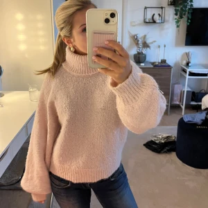 Rosa stickad tröja  -  Väldigt bra skick är i storlek L men passar mig som har XS om man vill ha den lite större annars funkar den alla storlekar 💕 I normal size tror jag hade passat M
