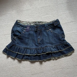 Mörkblå volang jeanskjol Hardust - Supersöt mörkblå jeanskjol från Hardust med dubbla volanger nertill och coola fickdetaljer både fram och bak. Kjolen har knappar framtill, bälteshällor och snygga sömmar!! Passar mig som vanligtvis har S/M 💕