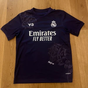 Real Madrid tröja  - Snygg och clean Real Madrid tröja med snygga detaljer.🟣