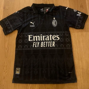 Ac Milan tröja  - En clean svart Ac Milan tröja med snygga detaljer. ⚫️