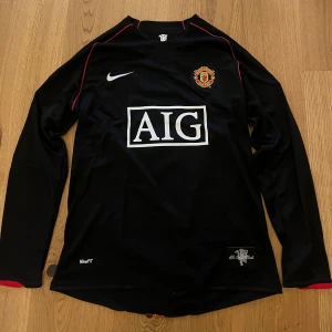 Manchester United tröja  - Säljer en fin Manchester united tröja med Ronaldo på ryggen. Tröjan är från säsongen 07/08.
