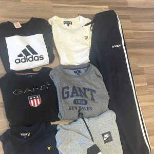 100 KRONOR STYCK Märkeskläder för barn/tonåringar - Märkeskläder för barn i olika storlekar och märken. Hör av er vid frågor och kom med bud. Desto fler du köper desto bättre pris får du!! Nike koftan är 14-15 år, grå gant sweatshirt XS i herr men 170 för barn. svarta gant tröjan i 170. Grå Nike tech tröja i 158-170. Lyle scott mörkblå långärmad t shirt och vita t shirt är båda i 14-15 år. Svarta adidas sweatshirt är i 170 och adidas byxorna är i storlek S eller 176!! ❌❌NIKE KOFTAN OCH ADIDAS BYXORNA ÄR SÅLDA❌❌