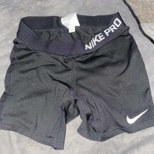 Nike pro shorts - Säljer dessa shorts från nike. Inga defketer, storlek L men passar mig som brukar ha xs💞 pris går att diskuteras!