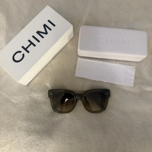 Chimi - Säljer nu mina solglasögon från chimi då de inte kommer till användning! Nypris 1400kr, mörkgrön färg, fint skick! Modell 08!
