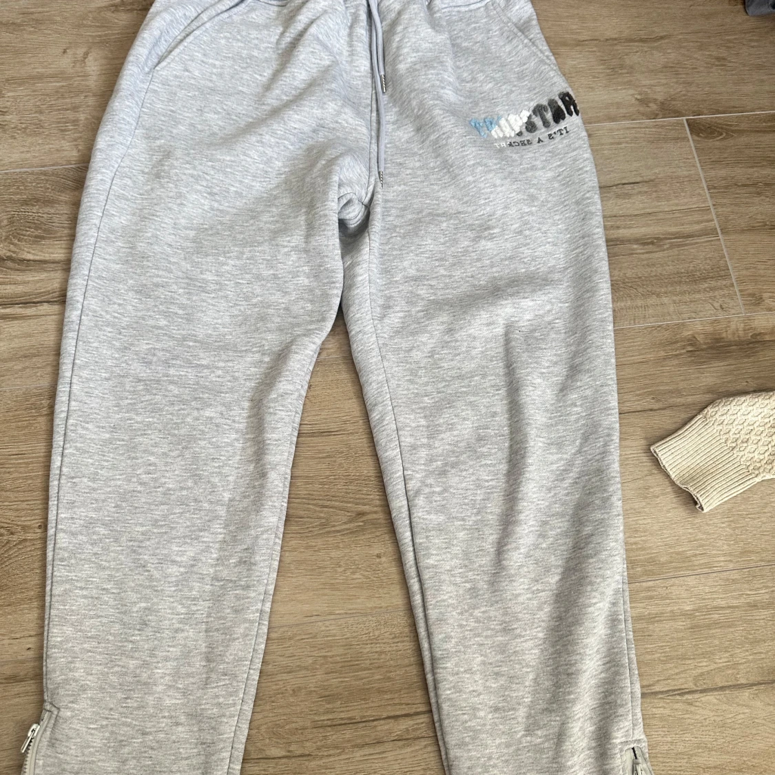 Grå mjukisbyxor från Trapstar L
