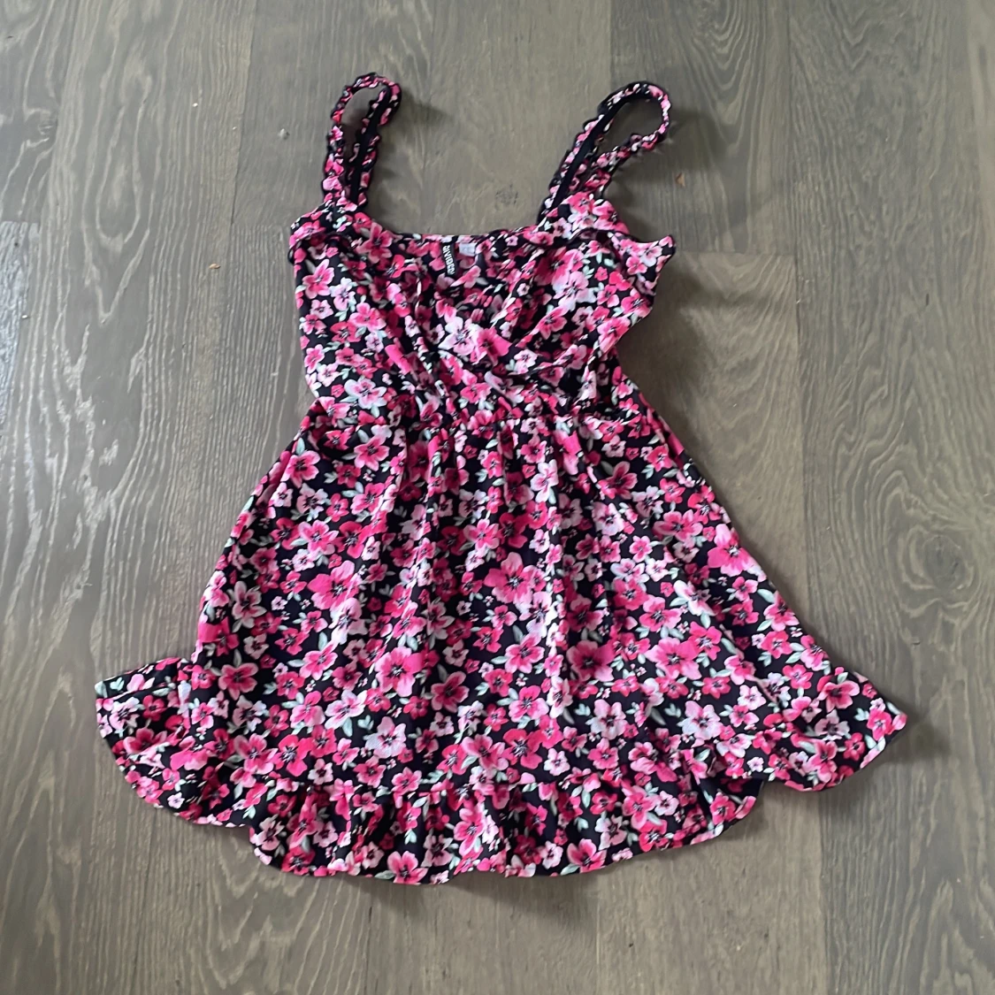 Blommig omlott kortklänning från H&M