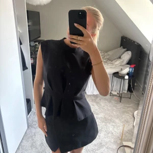 Svart peblum topp - Perfekt svart peblumtopp från Zalando. Med svart gömd bakkedja baktill