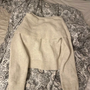 Offshoulder stickad tröja Kappahl XS - Superfin offshoulder stickad tröja från Kappahl i ljusbeige. Perfekt till jeans eller kjol för en trendig vibe. Mjuk och skön, passar dig som gillar stilrena plagg.