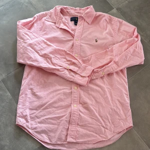 Ralph Lauren skjorta GE PRISFÖRSLAG  - Skick: 9/10 | Storlek: 14 | Motsvarar XS | Passar perfekt för dig som är 160-165 | Nypris: 1500 | Mitt pris: Ge prisförslag | Hör av er vid frågor. 