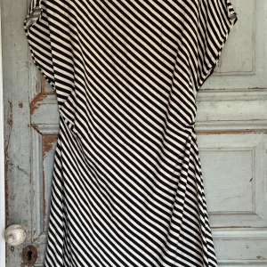 Draperad klänning - Draperad klänning från hm 87% viskos 13% polyamid