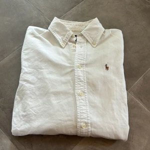 Ralph Lauren skjorta GE PRISFÖRSLAG  - Skick: 9/10 | Storlek: XS | Passar perfekt för dig som är 165-170 | Nypris: 1600 | Mitt pris: Ge prisförslag | Hör av er vid frågor.