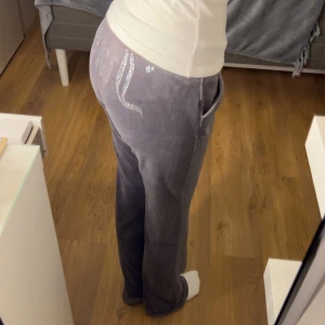 Juicy Couture  - Nåra stenar har ramlat av och lite slitna på knäna, inget man tänker på. Annars superfint skick