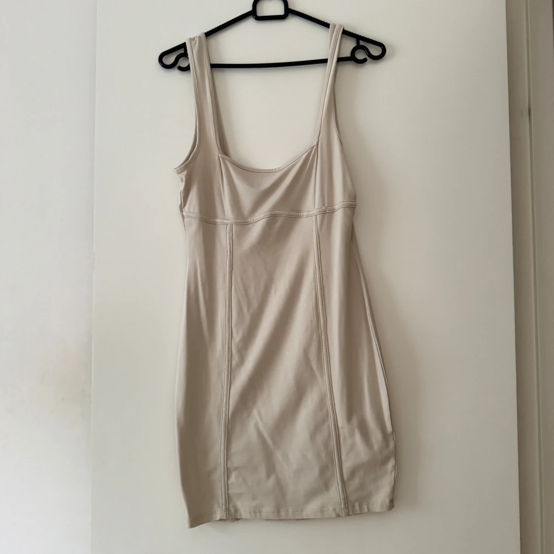 Beige kort klänning från ASOS