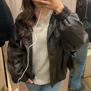 Brun oversized skinnjacka - Fin skinnjacka från Bershka, använd men har inga tecken på slitage 🩷 Skriv för fler bilder