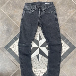 Dondup George - |Tjena! Säljer dessa feta Dondup George Jeans i storlek 30✔️| Mycket fint skick✔️| Mitt pris 399kr Nypris ca 3000kr✔️| Har du någon fråga eller fundering är det bara att höra av dig✔️|