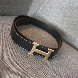 Svart  skärp med H-guldspänne - Snyggt svart skärp med ett klassiskt H-spänne i guld. Oanvänd. Först till kvarn!🙏