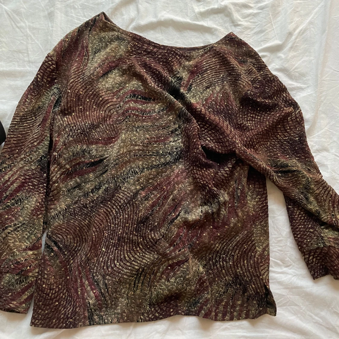 Mönstrad långärmad topp i vinrött