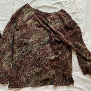 Mönstrad långärmad topp i vinrött - Bra skick.