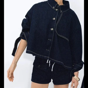 Denim cape - Säljer denna snygga, populära och slutsålda denim capen från Zara. Endast använd en gång så i helt nyskick! Storlek one size. 