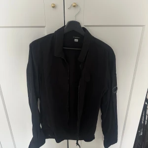 Cp company jacka - Säljer nu min svarta cp company overshirt. Den är i bra skick utan några fläckar eller andra defekter.  Storlek M  Nypris 3200  Säljes för 1200 eller 900 vid snabb affär.  Kan skickas