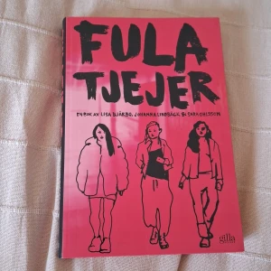 Fula tjejer - En bok med stark attityd och coolt omslag i rosa och svart. Perfekt för dig som gillar berättelser om vänskap, identitet och att våga vara sig själv. Passar unga vuxna som vill läsa något samtida och engagerande.