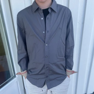 Burberry skjorta - Tja säljer denna fina burberry skjorta is storlek M. Den är i fint skick och jag kan gå ner i pris! Tveka inte att skriva för minsta fråga!